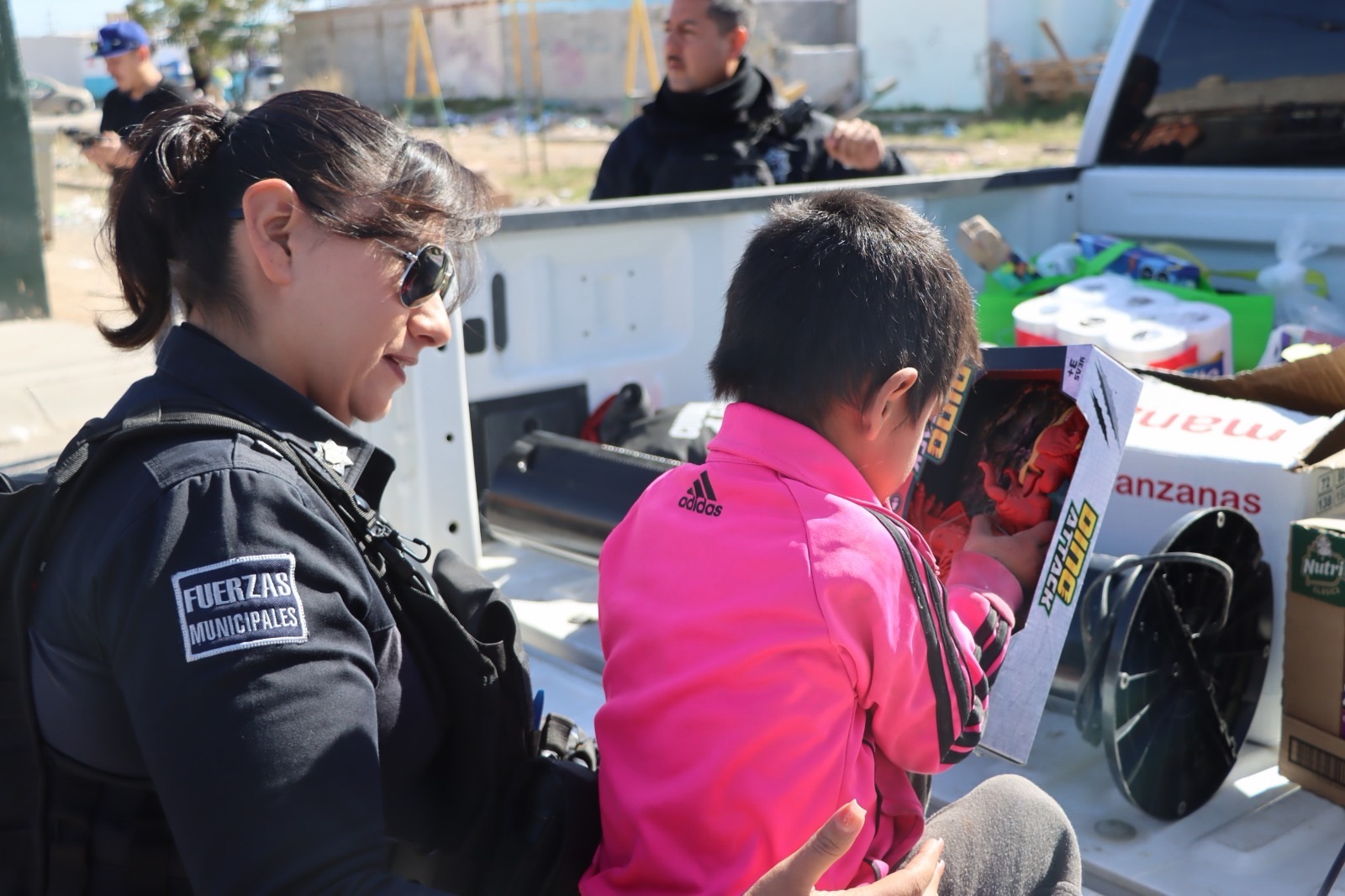 POLICÍAS CAMBIAN EL DÍA DE UNA FAMILIA