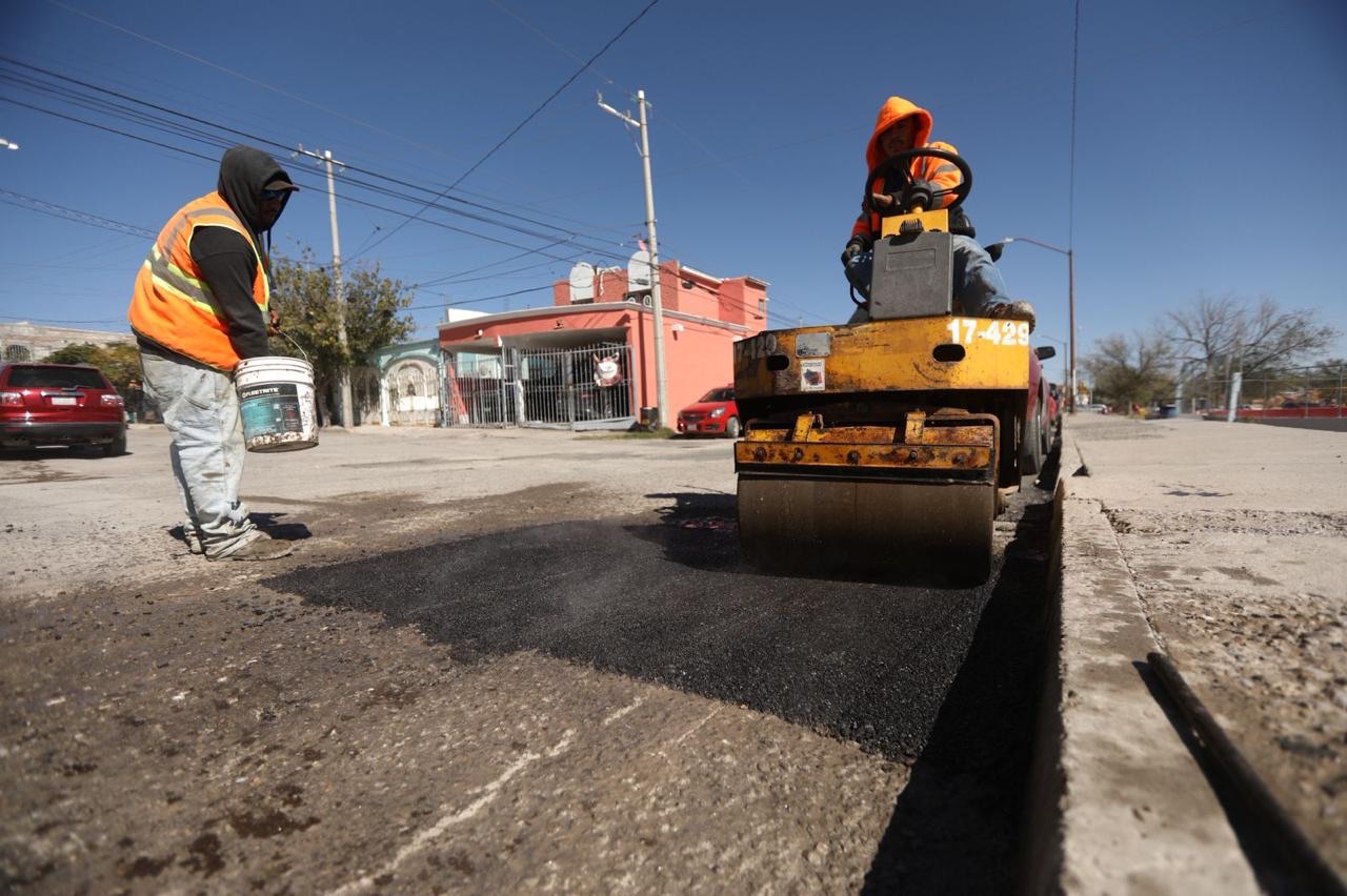 CONTINÚA EL BACHEO EN SEIS SECTORES DE JUÁREZ