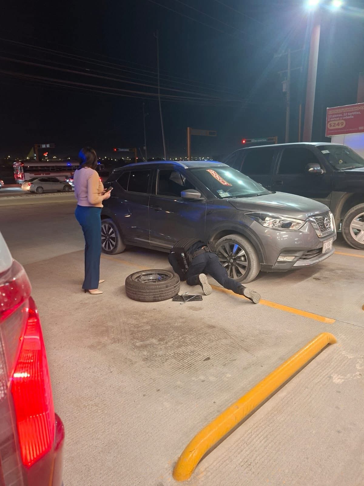 ELEMENTOS AYUDAN A MUJER EN AVERÍA&nbsp;VEHICULAR