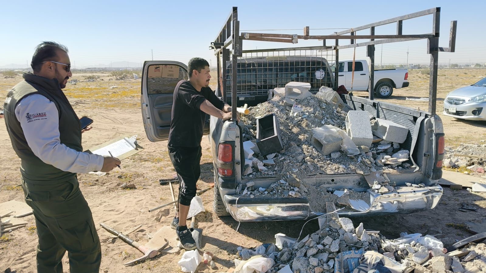 LO ATRAPAN EN EL MOMENTO EXACTO TIRANDO ESCOMBRO