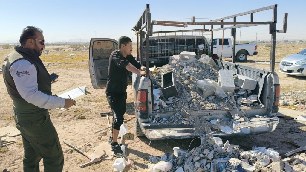 LO ATRAPAN EN EL MOMENTO EXACTO TIRANDO&nbsp;ESCOMBRO