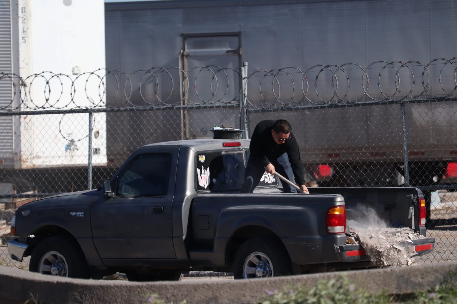 LO ATRAPAN TIRANDO ESCOMBRO EN PLENA&nbsp;CALLE