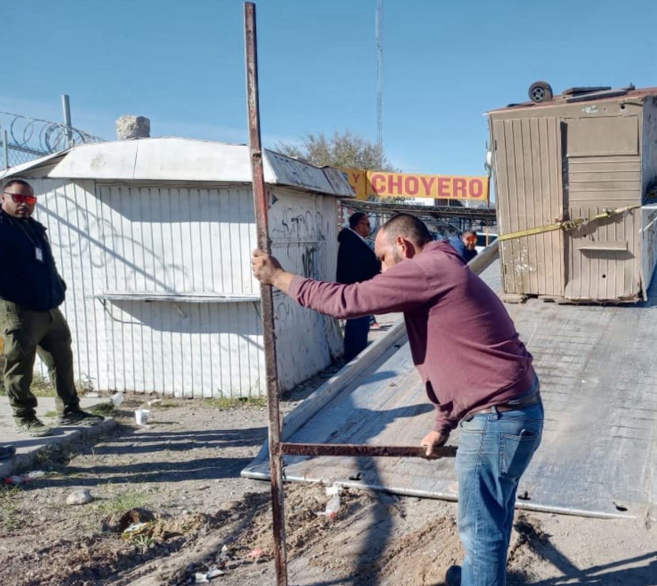 RETIRAN PUESTOS QUE BLOQUEABAN VÍA PÚBLICA