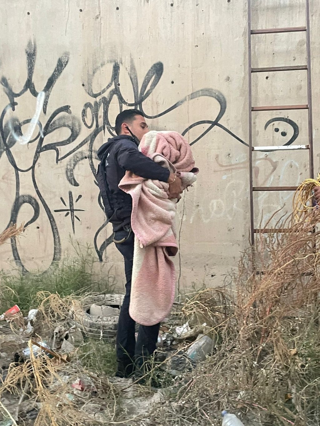 POLICÍAS RESCATAN A PERRITO ATRAPADO EN&nbsp;CANAL