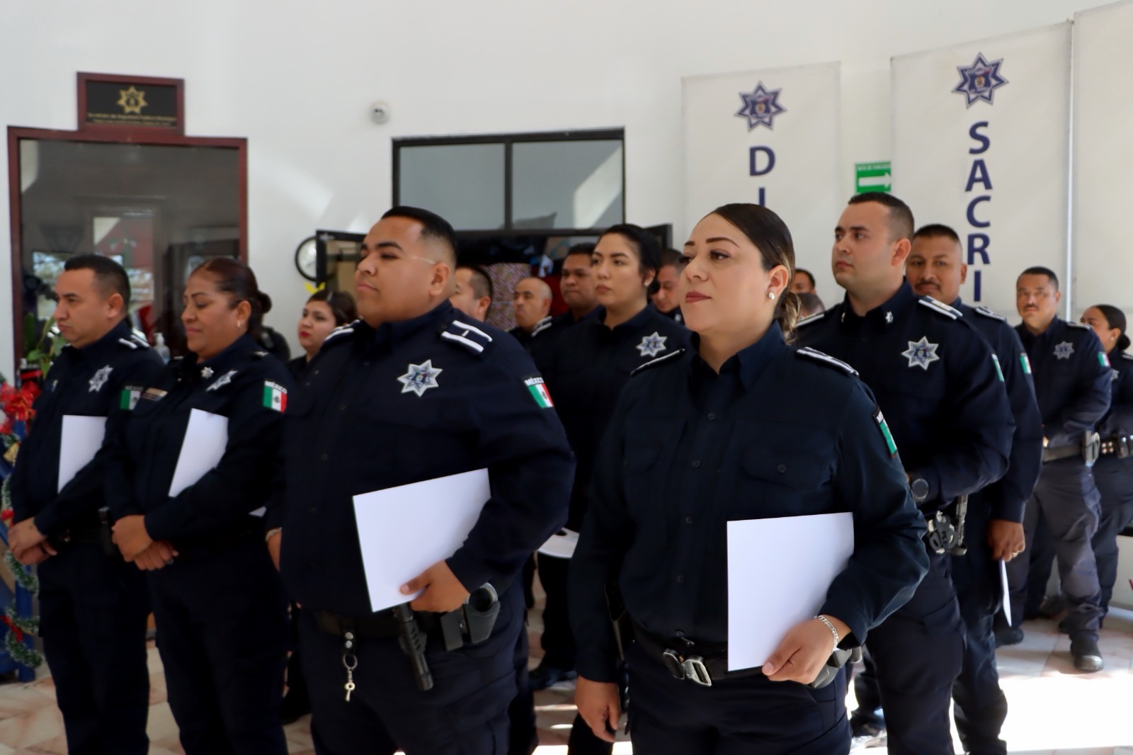 RECONOCEN A POLICÍAS DEL MES CON ESTÍMULOS Y DESPENSAS