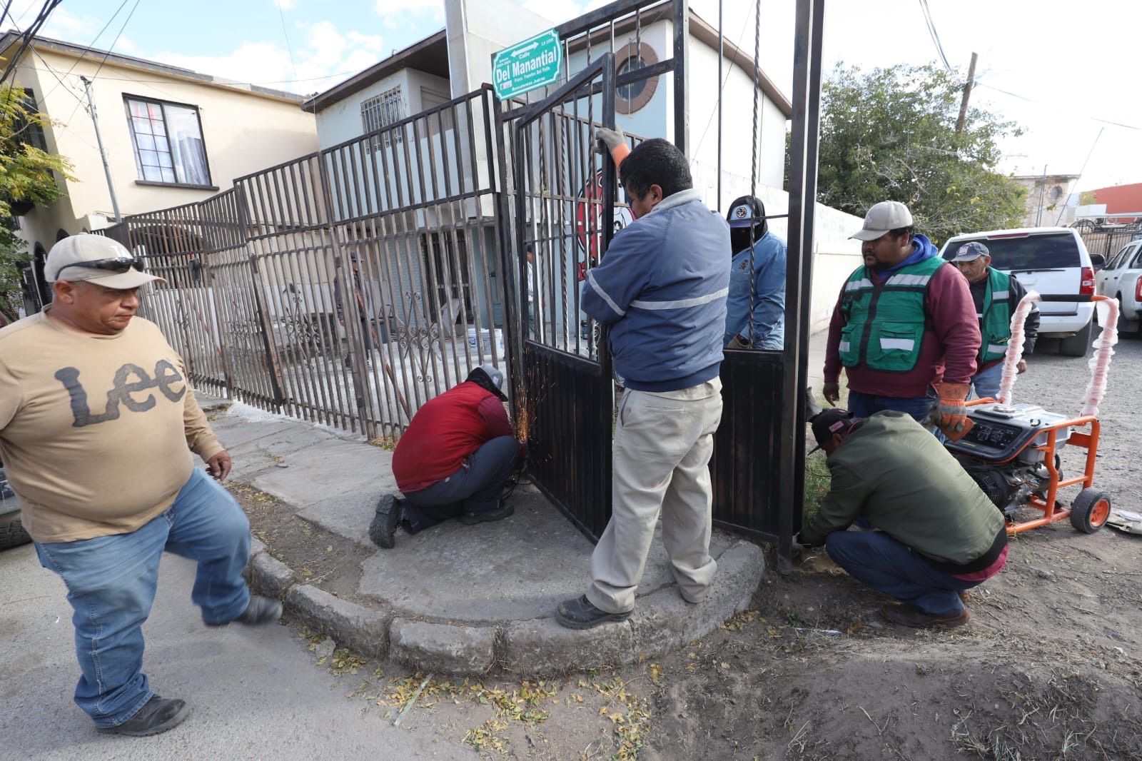 RETIRAN REJAS Y RECUPERAN CALLE EN FUENTES DEL VALLE