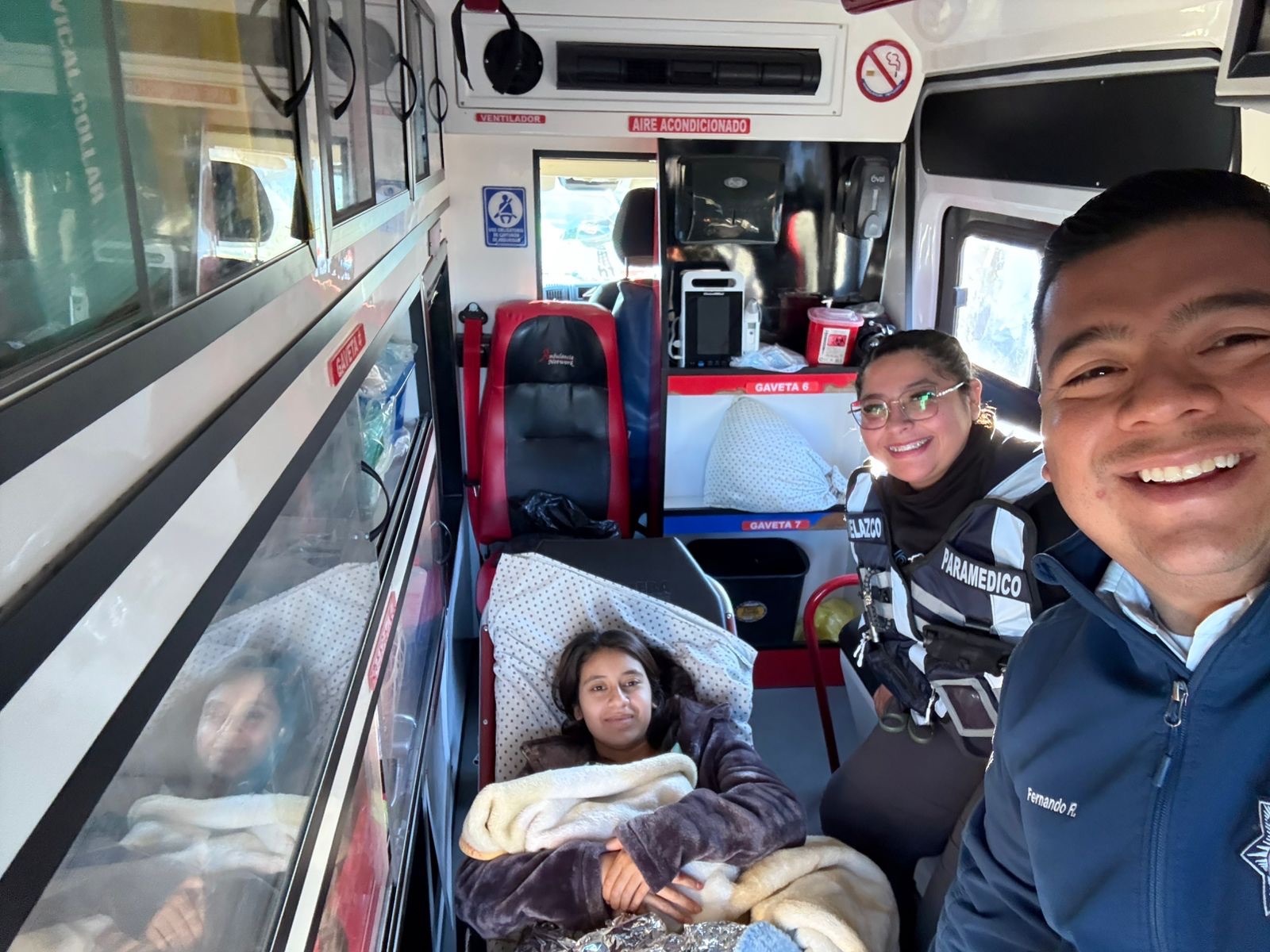 AGENTE APOYA PARTO CERCA DEL PUENTE CÓRDOVA