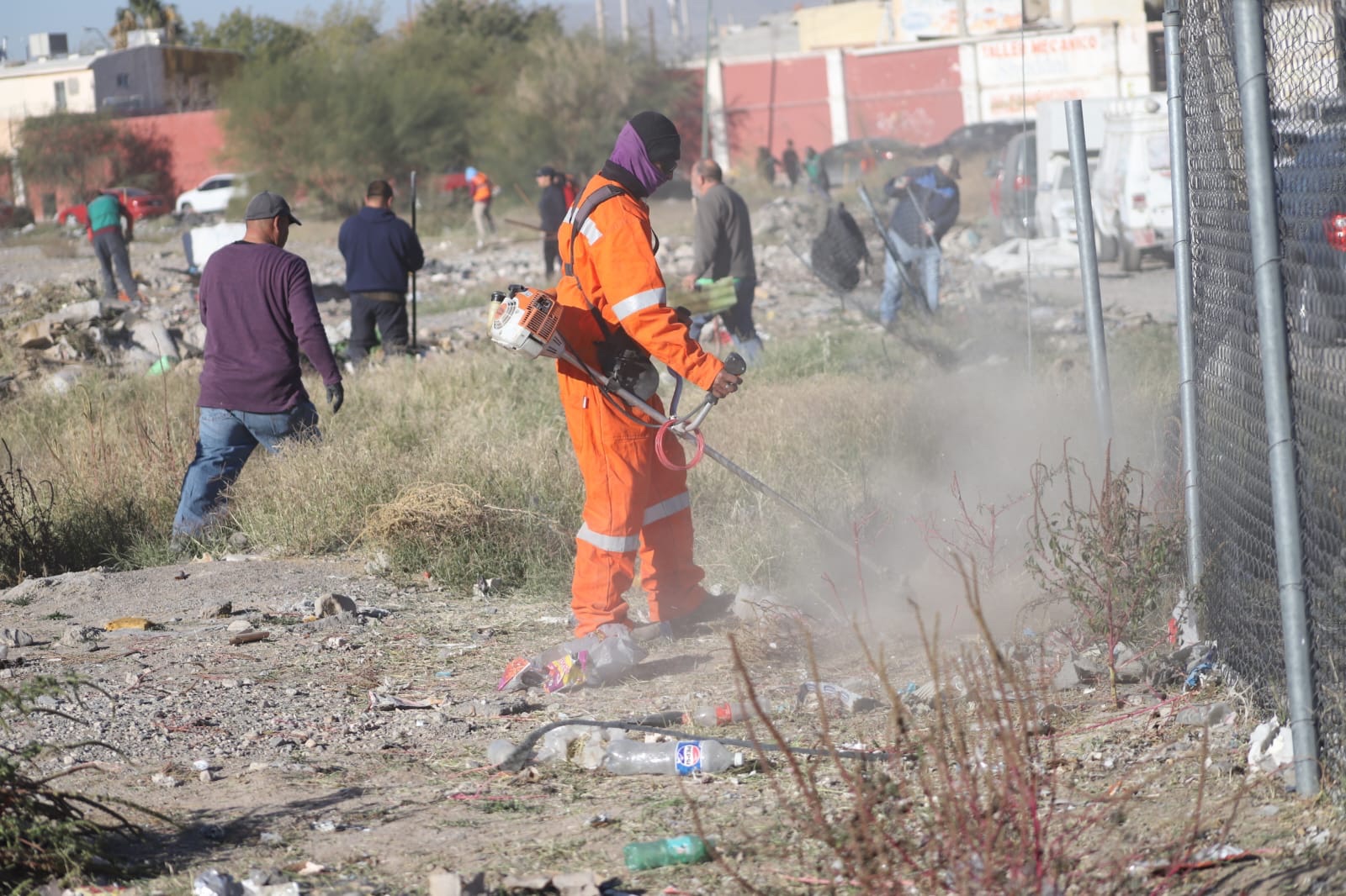 SERVICIOS PÚBLICOS APOYA A COMERCIANTES EN LABORES DE LIMPIEZA
