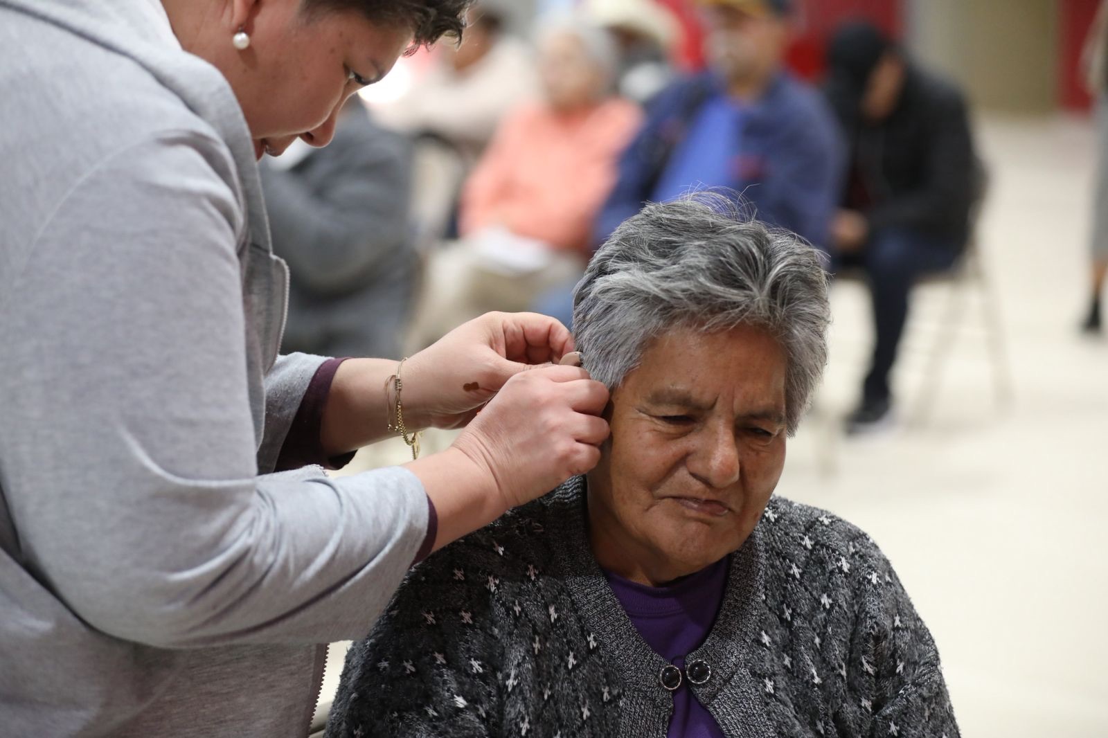 ENTREGA DIF APARATOS FUNCIONALES Y AUDITIVOS A PERSONAS