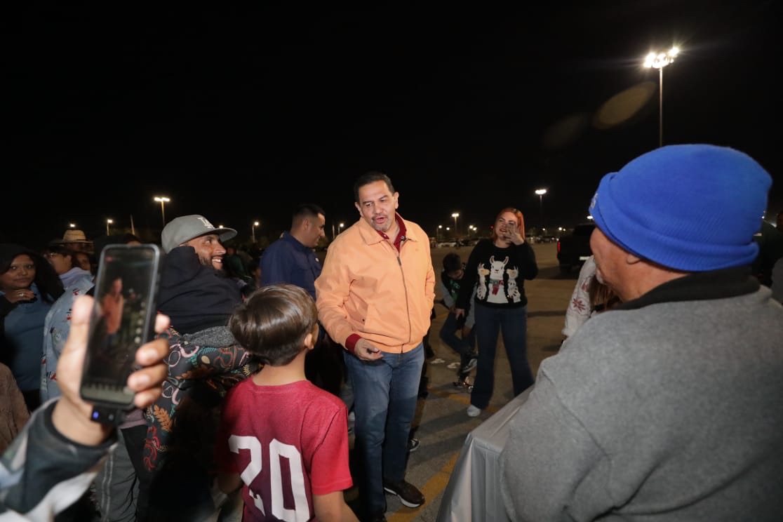 PÉREZ CUÉLLAR ARMA CONVIVENCIA CON FAMILIAS QUE ACAMPAN EN PARQUE DIF POR SANTA BOMBERO