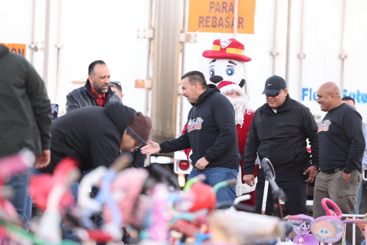 FAMILIA DE RIBERAS RECIBE BICICLETAS EN SANTA BOMBERO