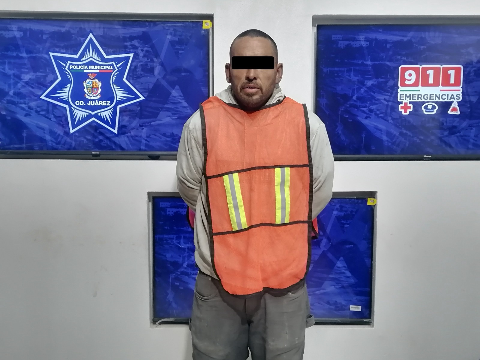 ¡VECINOS LO ATRAPAN!, DESTROZÓ TRES CARROS Y UNA CASA CON UN&nbsp;MACHETE