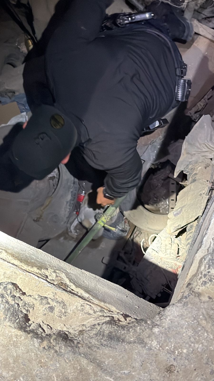 POLICÍAS AUXILIAN A PERRO ATRAPADO EN DRENAJE