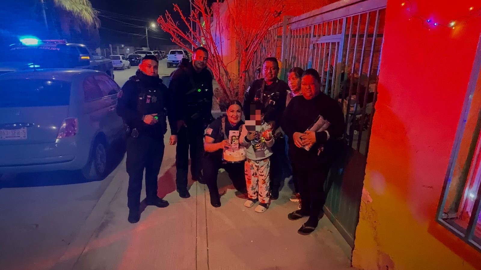 UNA PATRULLA COMO REGALO: ASÍ SORPRENDIERON LOS AGENTES A ETHAN&nbsp;JUDIEL