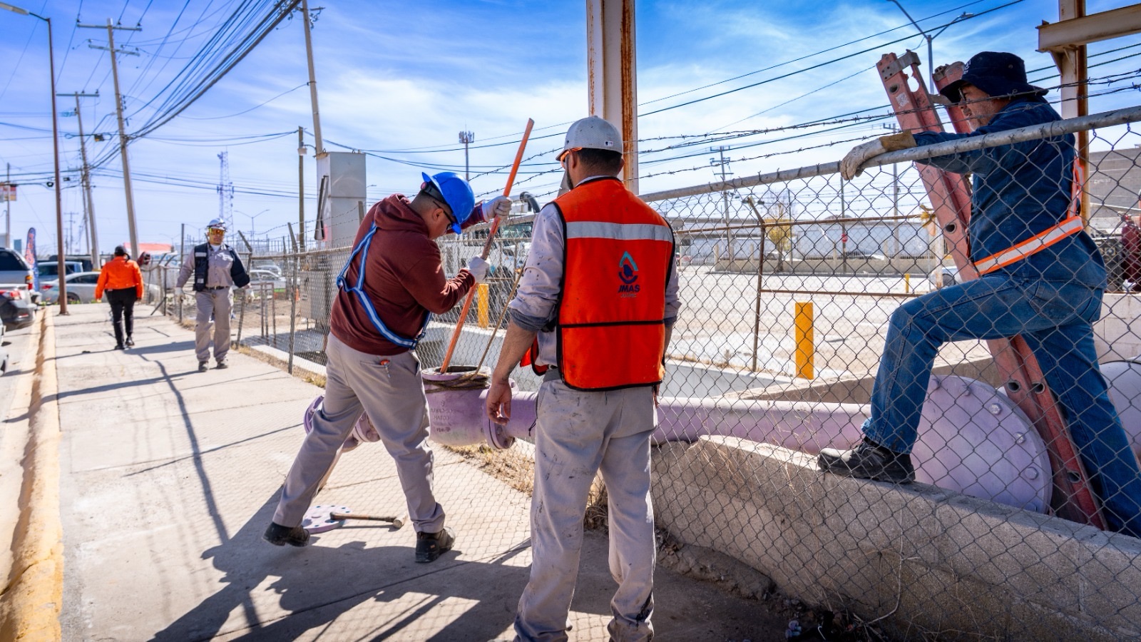 JMAS REPARA REBOMBEO DE AGUAS NEGRAS PARA EVITAR BROTES EN VILLA RESIDENCIAL