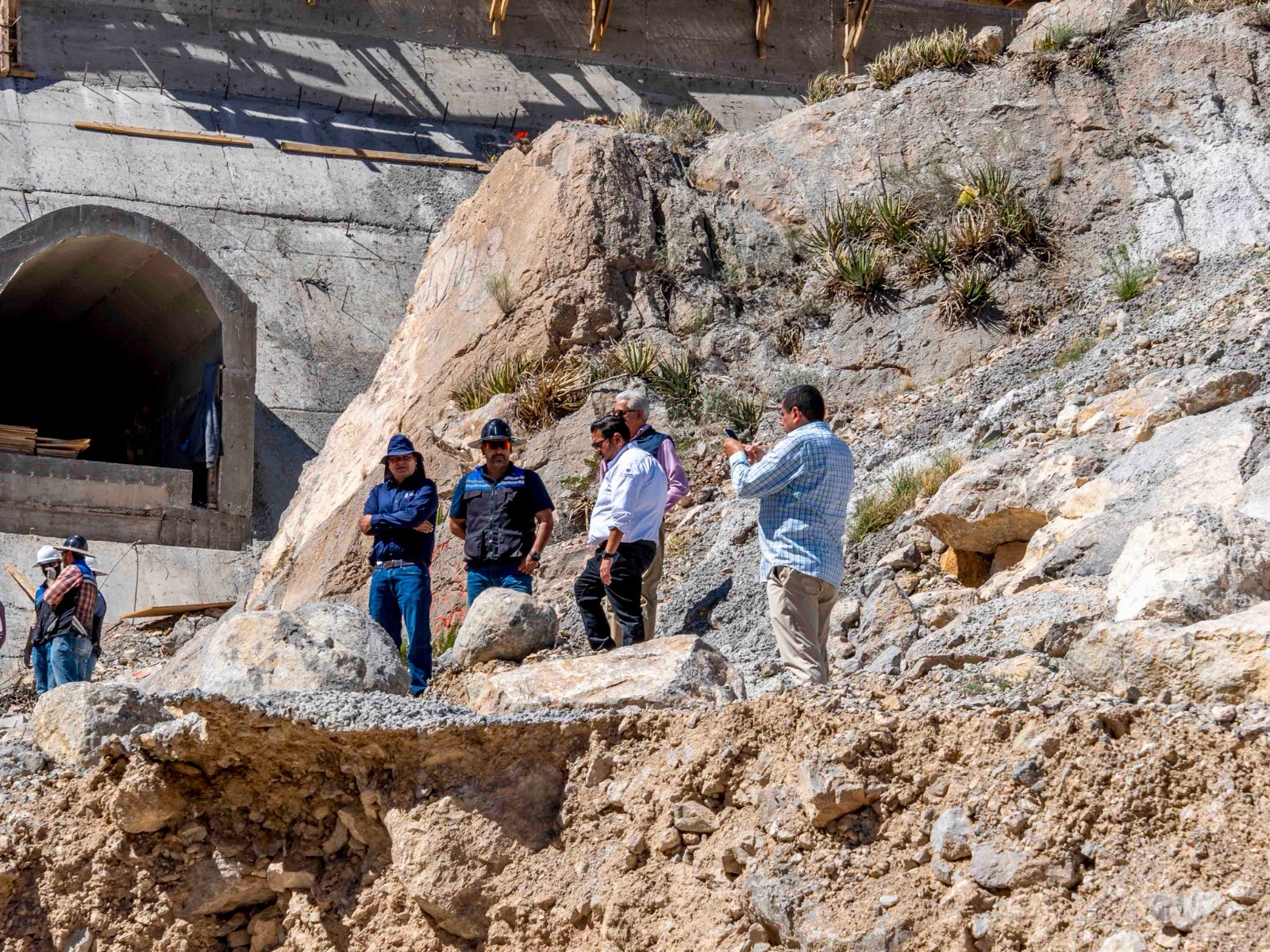 CONSTRUYEN ENORME MURO PARA SALVAR VIDAS DURANTE LAS LLUVIAS&nbsp;EXTRAORDINARIAS