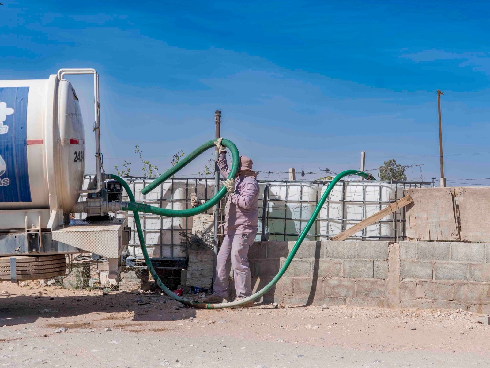 JMAS ENTREGA AGUA GRATUITA A FAMILIAS QUE HABITAN EN LA ZONA DE LOS KILÓMETROS