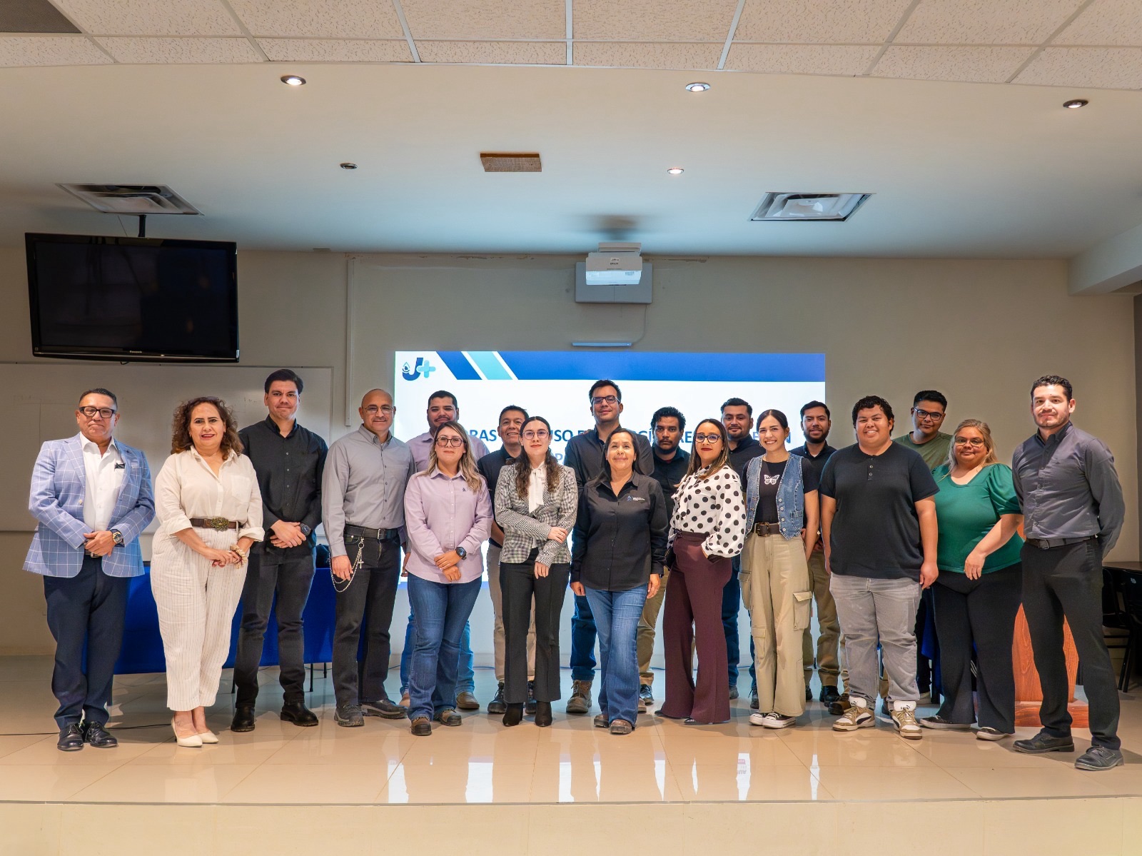 INSTALAN MIL PANELES SOLARES PARA GENERAR AHORROS EN LA JUNTA DE AGUA