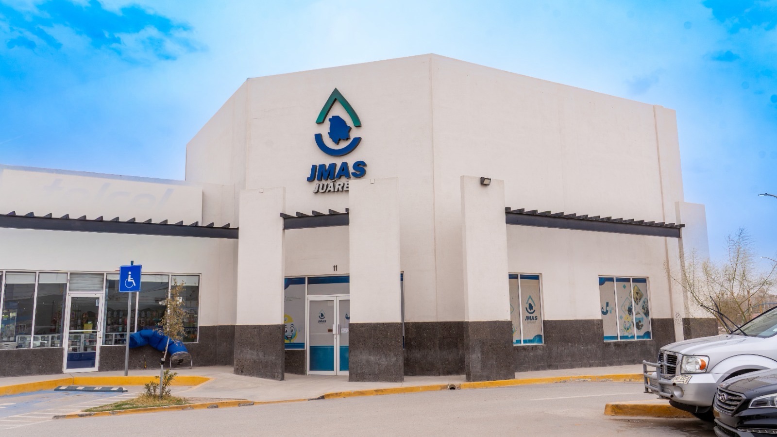 MUJER JUARENSE TOMA PRECAUCIONES POR EL CIERRE DE OFICINAS DE AGUA ESTA&nbsp;SEMANA