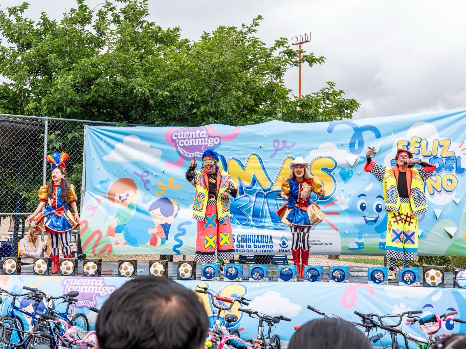 ENTREGAN BICICLETAS Y TABLETS DURANTE CELEBRACIÓN INFANTIL DE LA JUNTA DE AGUAS
