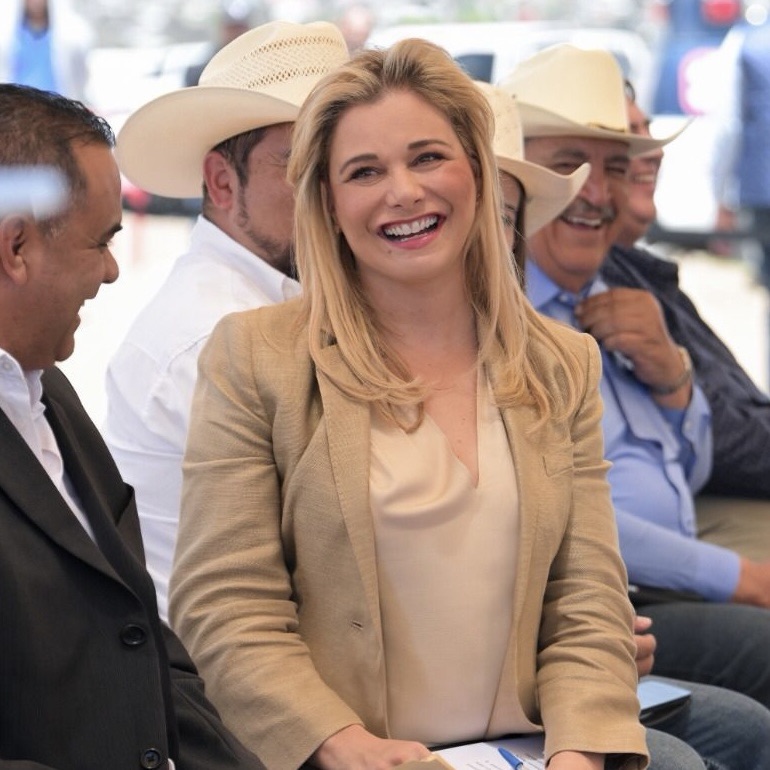LA GRILLA EN CHIHUAHUA Y EL AROMA A ESPIONAJE – PLUMAS&nbsp;ROSAS