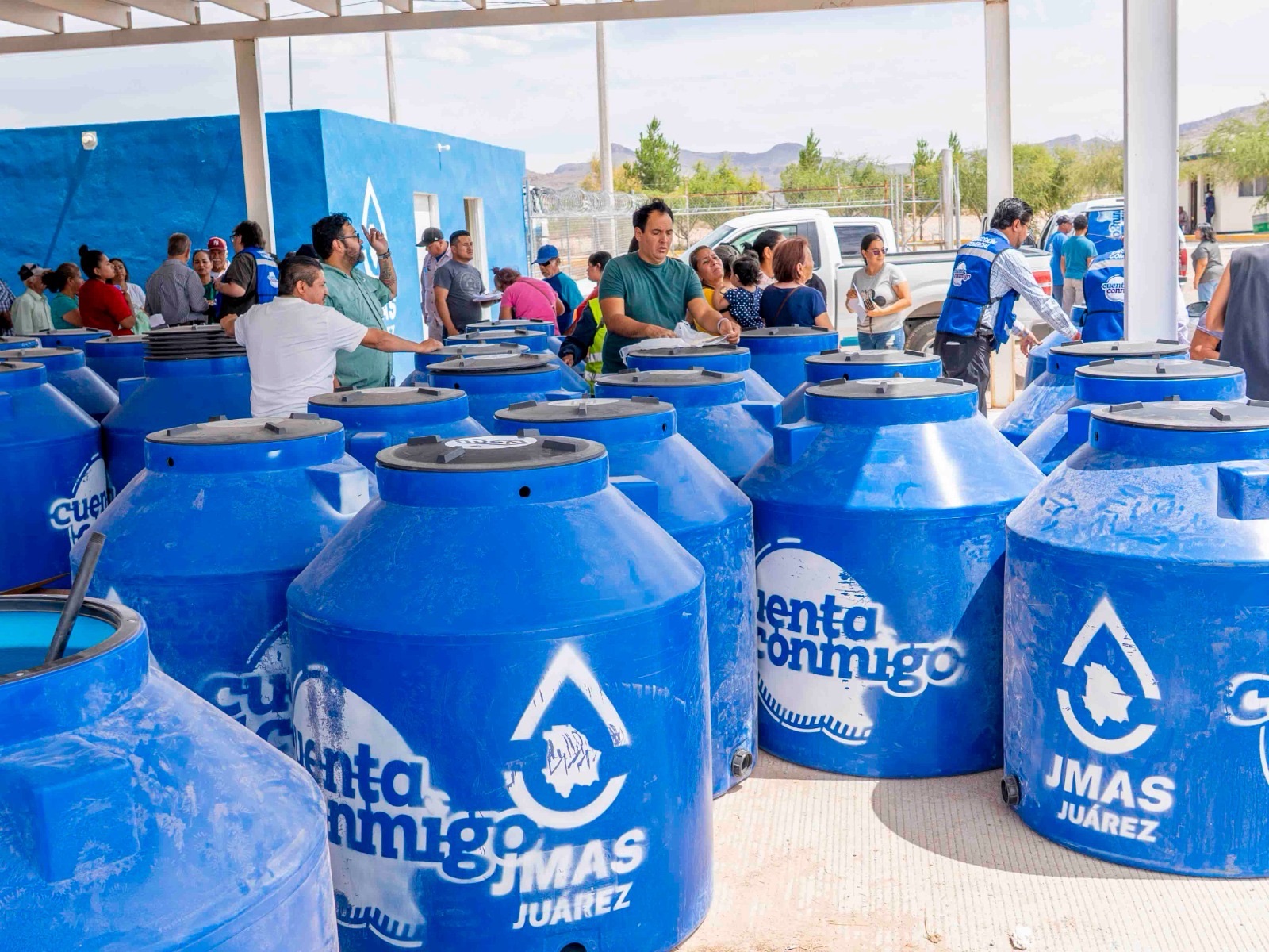 LLEGAN TINACOS Y AGUA GRATIS A LOS&nbsp;KILÓMETROS