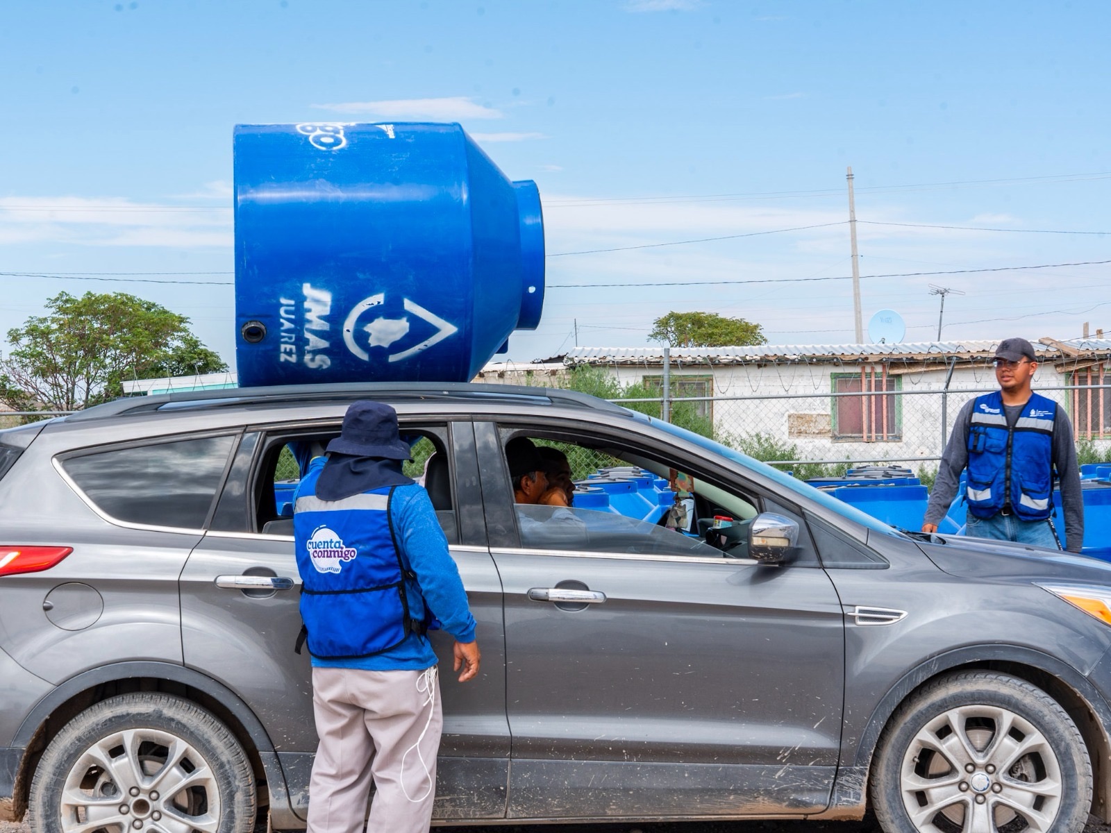 ENTREGAN 300 TINACOS A FAMILIAS DE LOS KILÓMETROS
