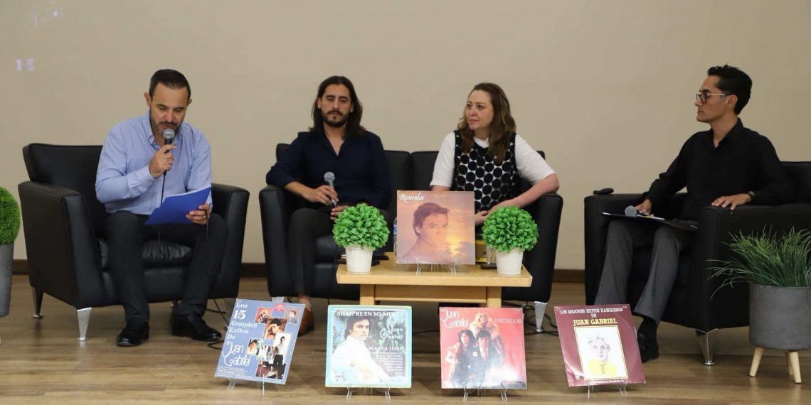 UNA CHARLA EN LA UACJ VOLVIÓ A ENCENDER LOS RECUERDOS DE JUAN GABRIEL