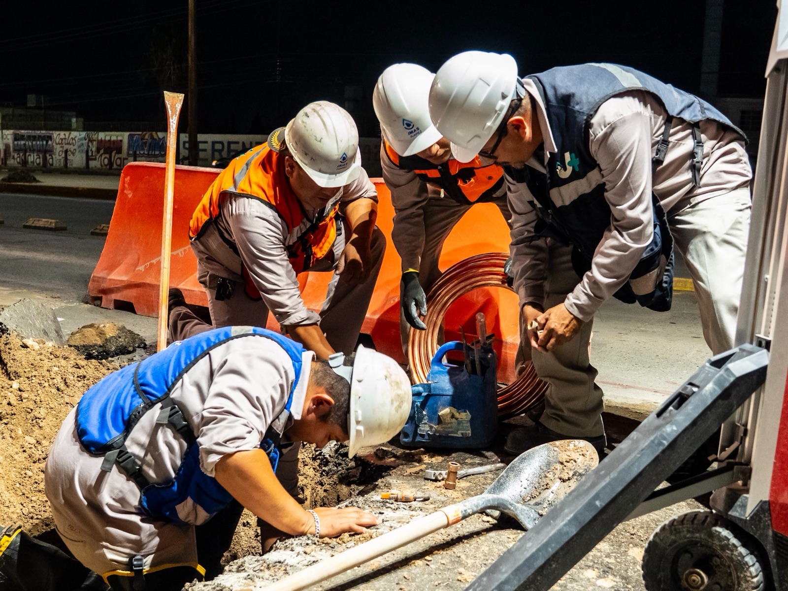 JMAS REPARA DOS FUGAS DURANTE LA NOCHE EN AVENIDAS DE JUÁREZ