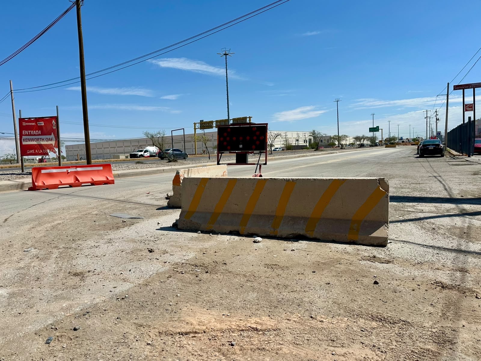 DOS VEHÍCULOS TERMINAN EN EXCAVACIÓN TRAS IGNORAR CIERRE EN BULEVAR&nbsp;INDEPENDENCIA
