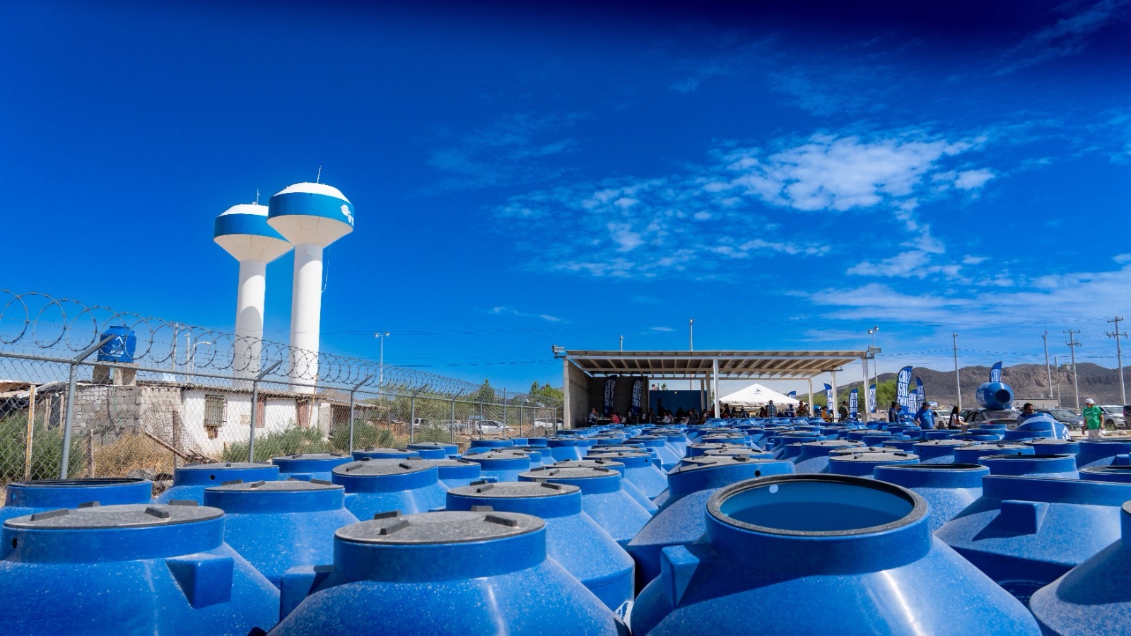 200 FAMILIAS DE LOS KILÓMETROS RECIBEN TINACOS PARA ALMACENAR AGUA