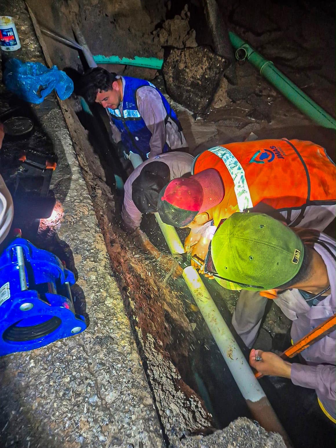 LLUVIA DESLAVA CALLE EN ÁGUILAS DE ZARAGOZA Y EXPONE&nbsp;TUBERÍAS