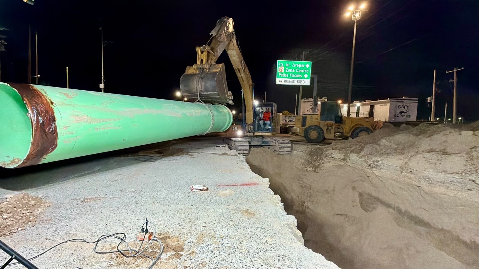 HUNDIMIENTO EN COLECTOR CANDELARIA OBLIGA A JMAS A TRABAJAR TODA LA NOCHE