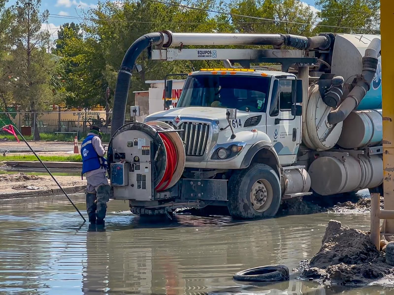 QUEDARÁ COMO NUEVO: JMAS LIMPIA COLECTOR DE DRENAJE EN JUÁREZ-PORVENIR TRAS LAS LLUVIAS